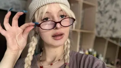 AdeleeSilvee's chat room is %status%