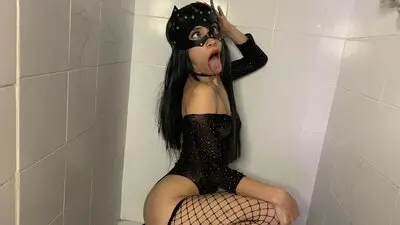 AdrianitaFox's chat room is %status%