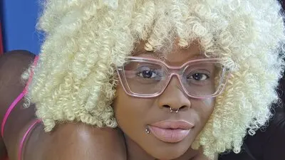 AkeliaHampson's chat room is %status%