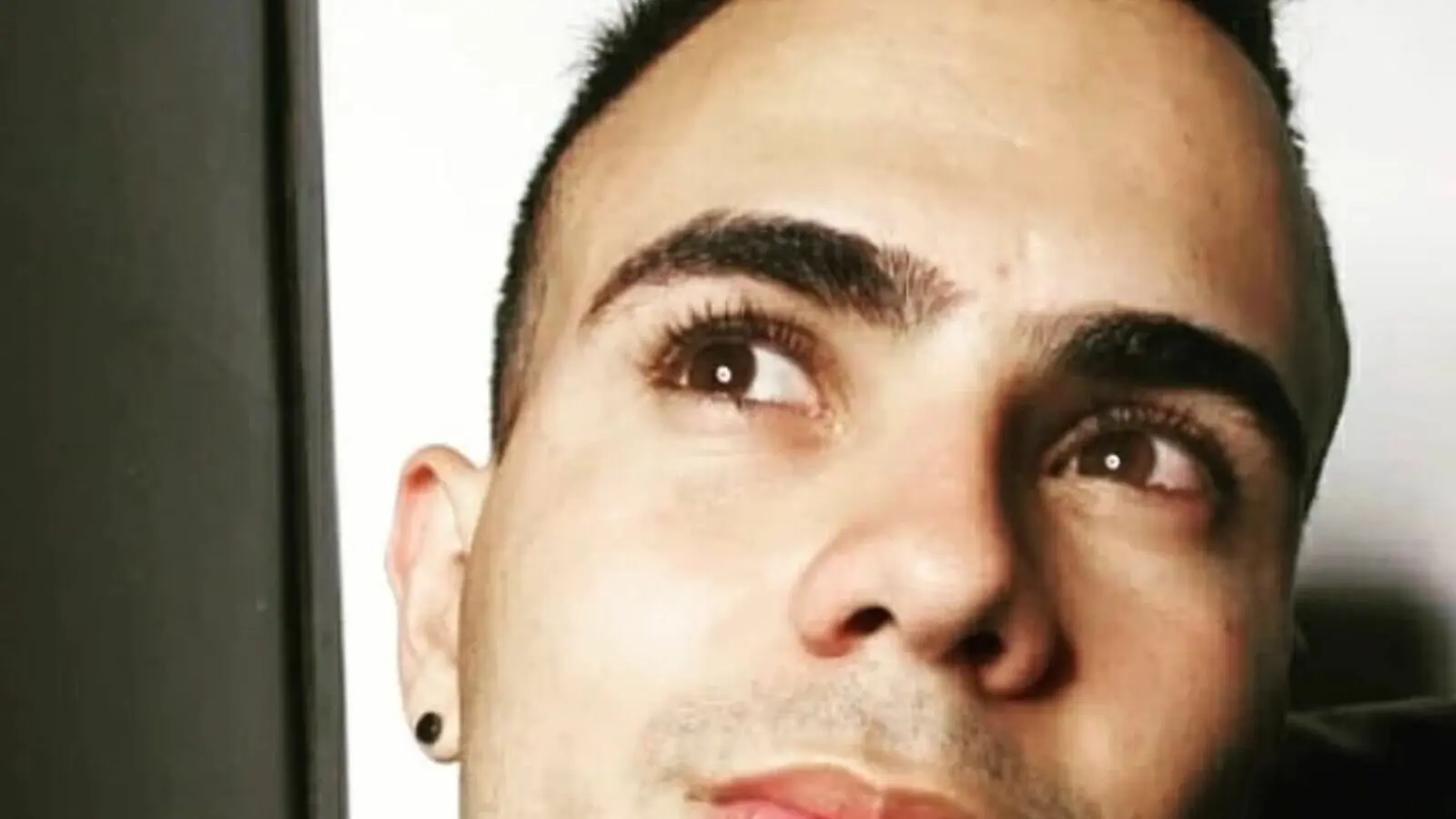 AlbertoZuluaga's chat room is %status%