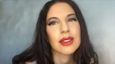 AmandaHug's chat room is %status%