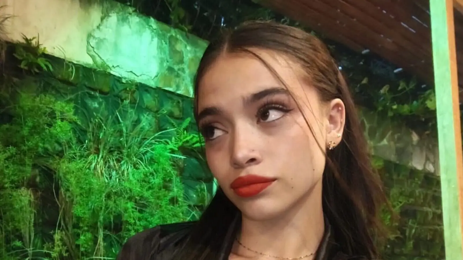AnaDelbey's chat room is %status%
