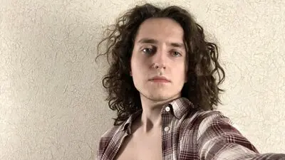 AndyButler's chat room is %status%