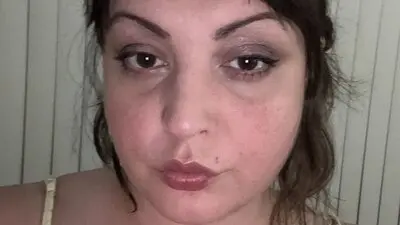 AnnieHelen's chat room is %status%