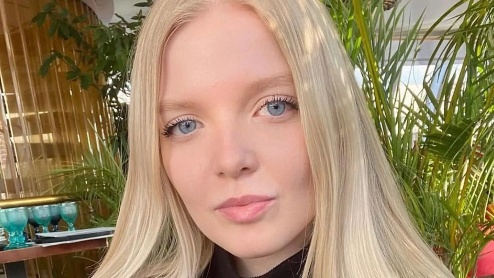 AnnieMavrodi's chat room is %status%