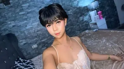 AthisaSophomore's chat room is %status%