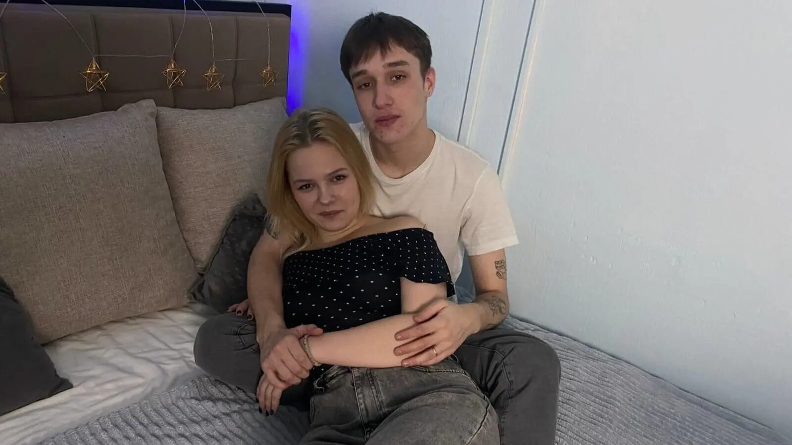 BeckyandUno's chat room is %status%
