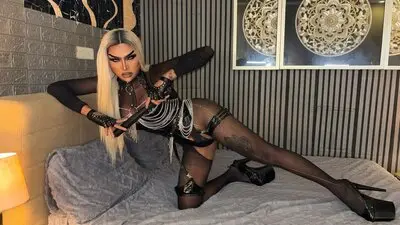 BriannaJaquinzon's chat room is %status%