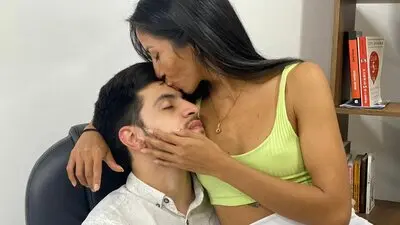 CarolinaAron's chat room is %status%