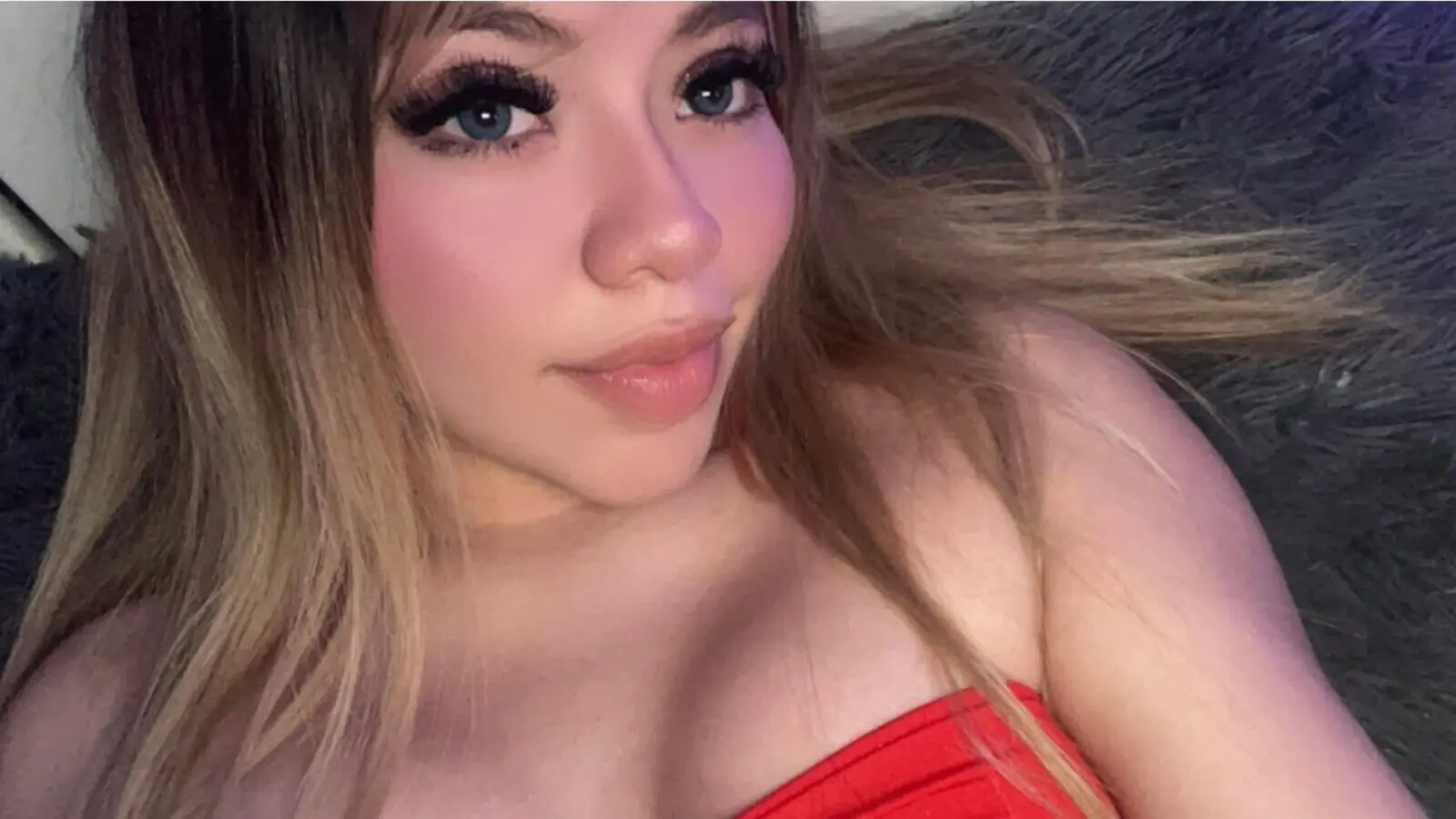 CelesteEverleigh's chat room is %status%