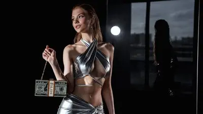 ChloeLeens's chat room is %status%