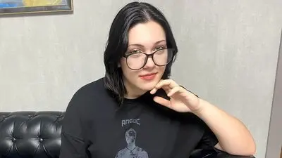 DarlenaHalls's chat room is %status%