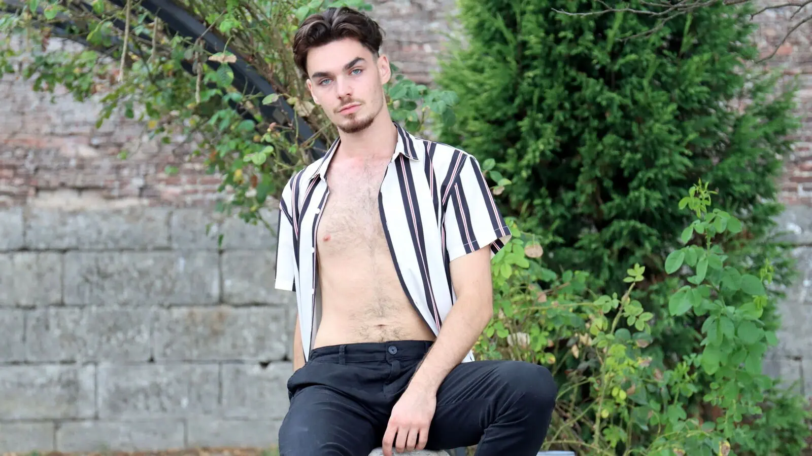 DeanMorrow's chat room is %status%