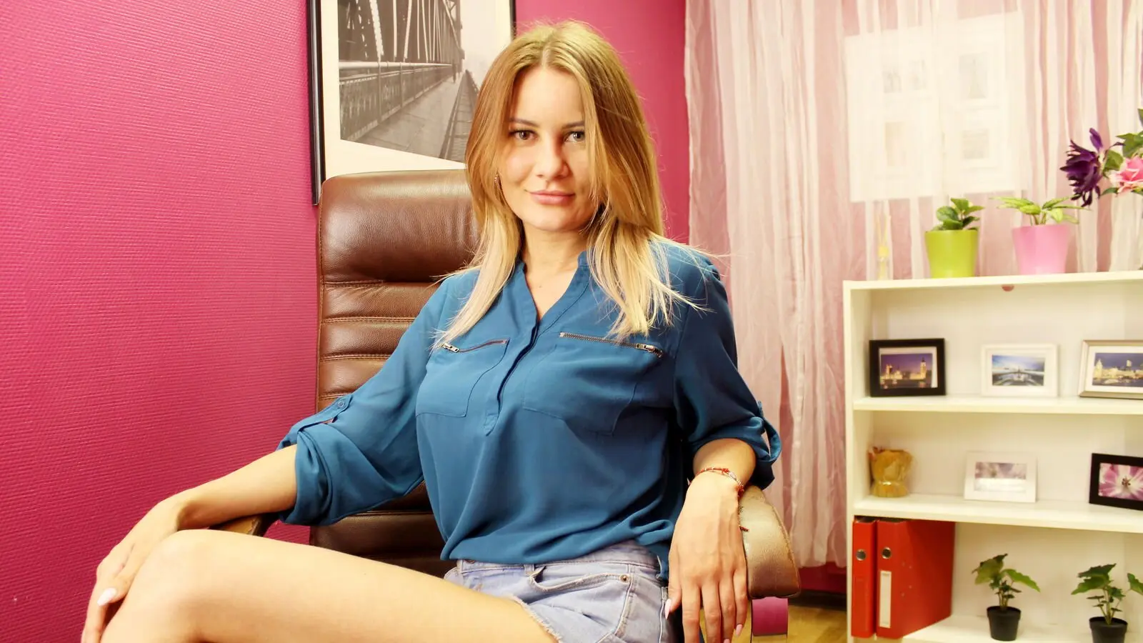 DesirousRose's chat room is %status%