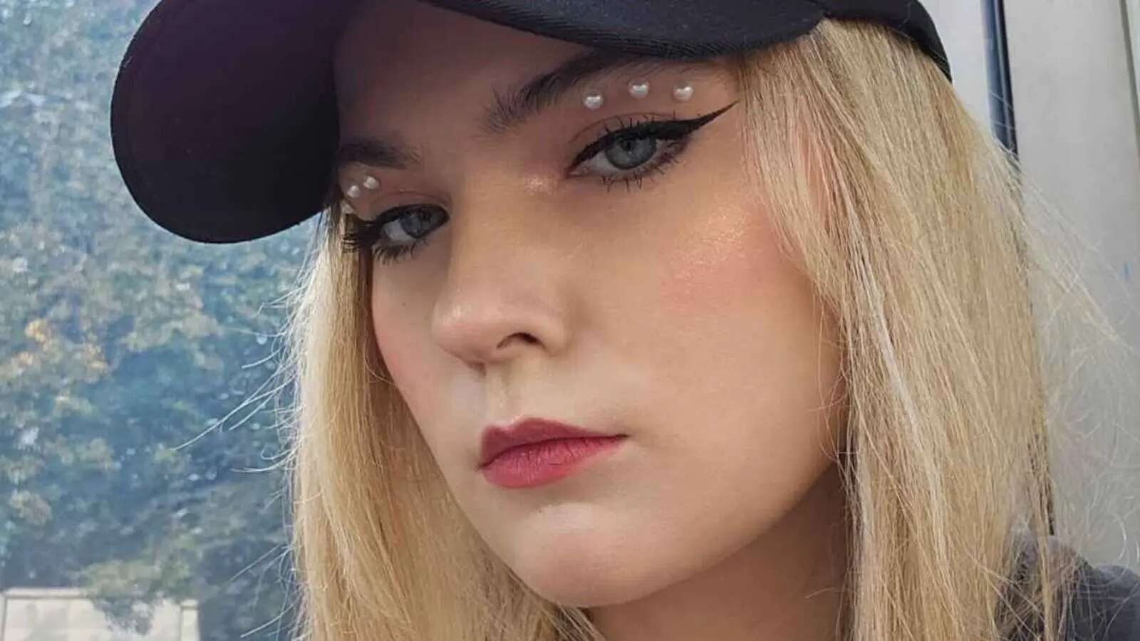 DominoBride's chat room is %status%