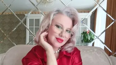 ElenaCmit's chat room is %status%