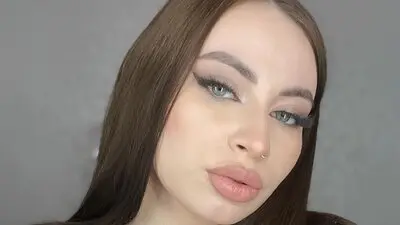 ElenoreMaiden's chat room is %status%