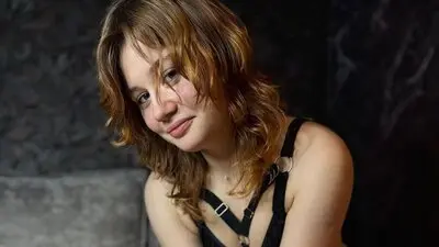 ElizabethWings's chat room is %status%