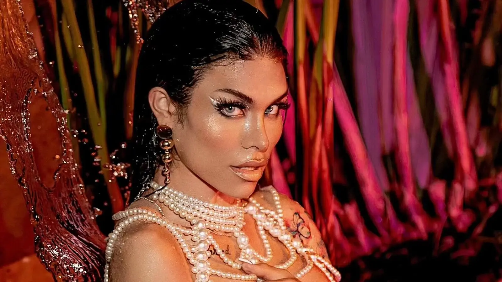 EmilyOrdonez's chat room is %status%