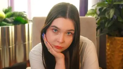 ErlinaEverist's chat room is %status%