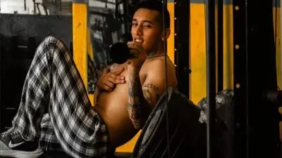 EvanVelvet's chat room is %status%