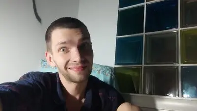 FillipWide's chat room is %status%