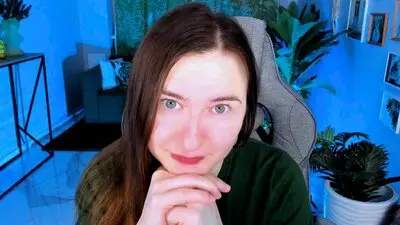 GloriaDragons's chat room is %status%