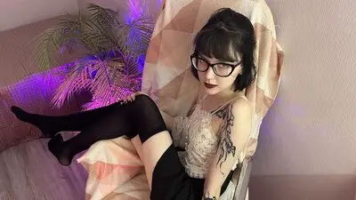 HazelTompson's chat room is %status%