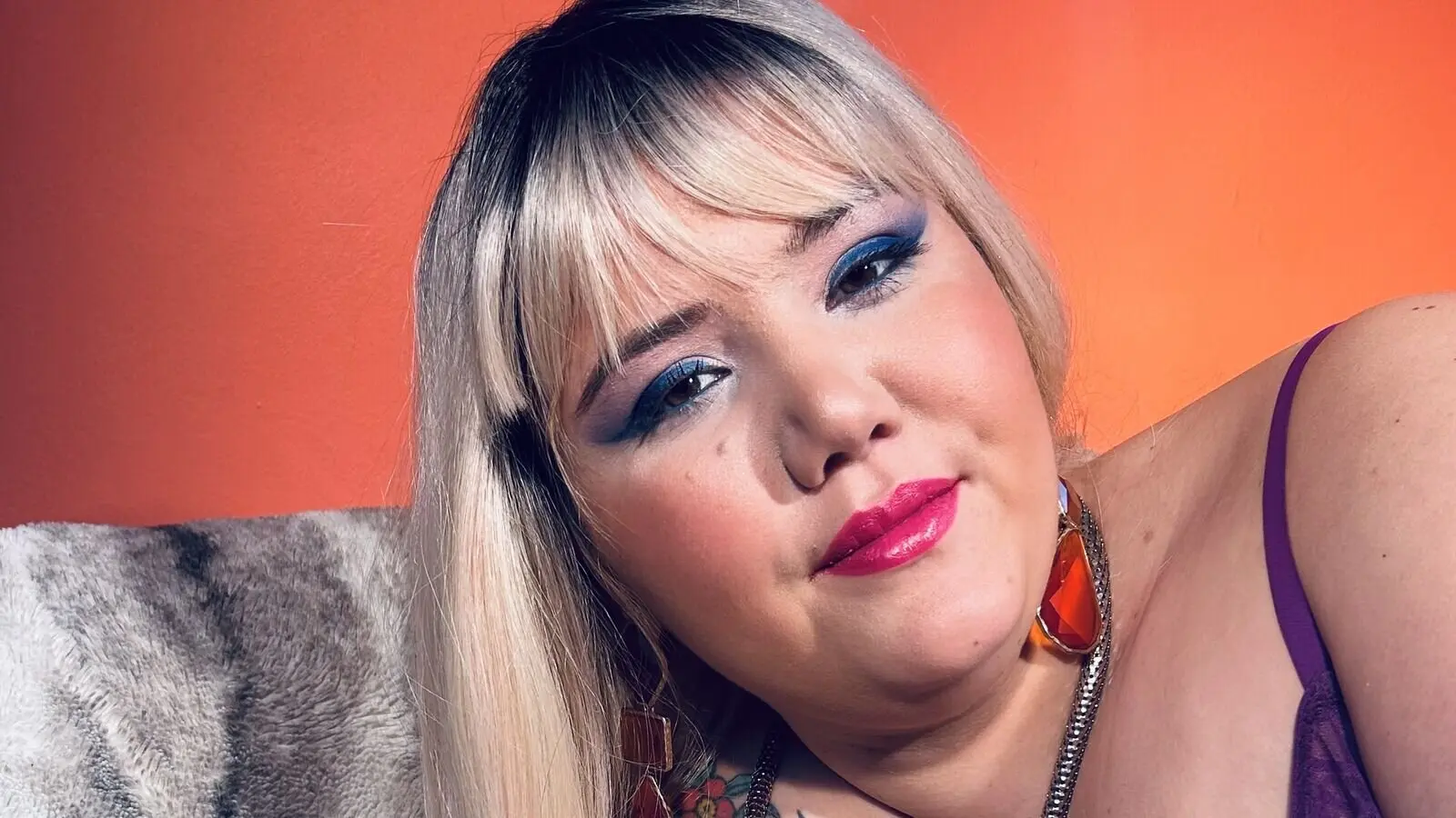 hotlilycharlotte's chat room is %status%