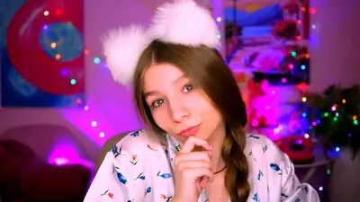 JulieDaniel's chat room is %status%