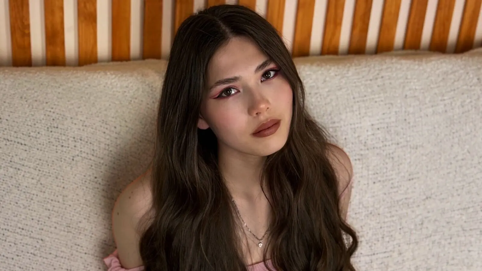 KimReid's chat room is %status%