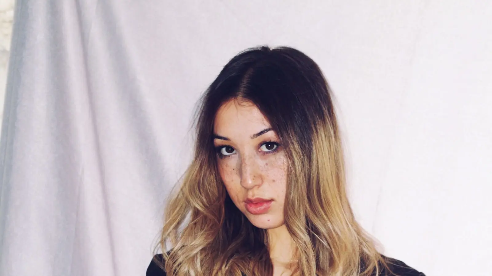 KimSato's chat room is %status%