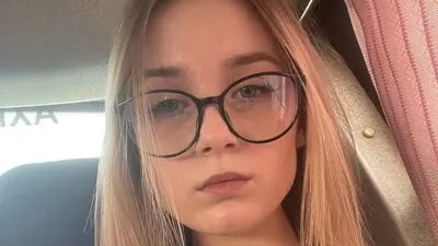 KristenMooren's chat room is %status%