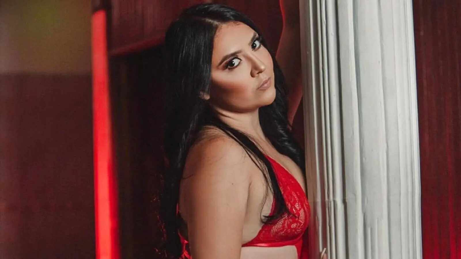 LauraVeltran's chat room is %status%