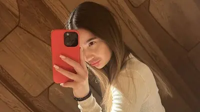 LauriePerez's chat room is %status%