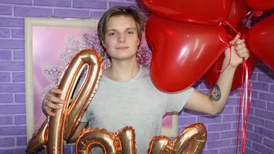 LebronPlay's chat room is %status%