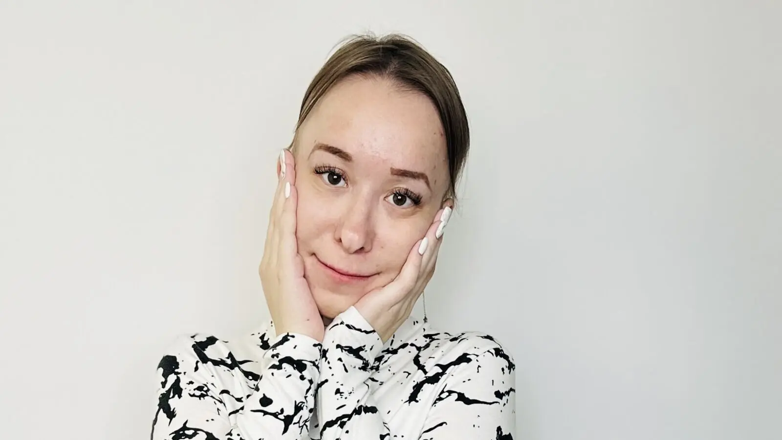 LeilaGroomes's chat room is %status%