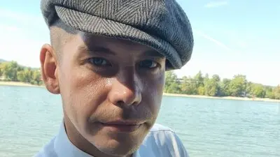 LeslieFleur's chat room is %status%