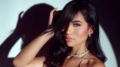 LiaValtori's chat room is %status%