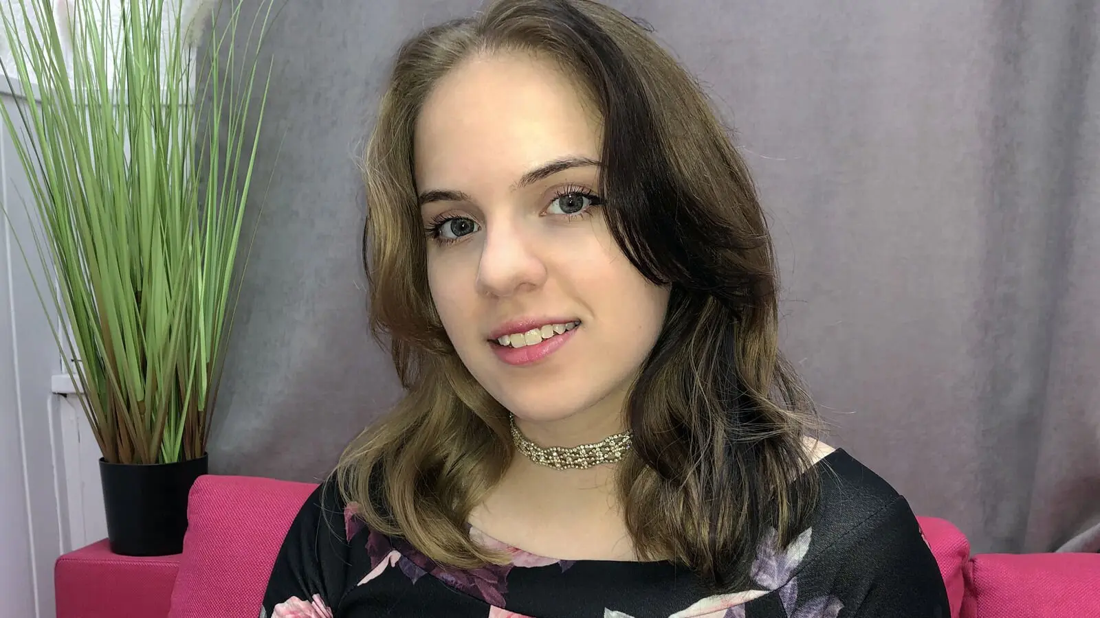 LizzyTroy's chat room is %status%
