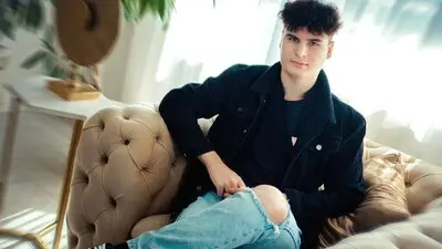 MarcusDrake's chat room is %status%