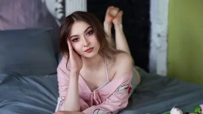 MiaMoonee's chat room is %status%