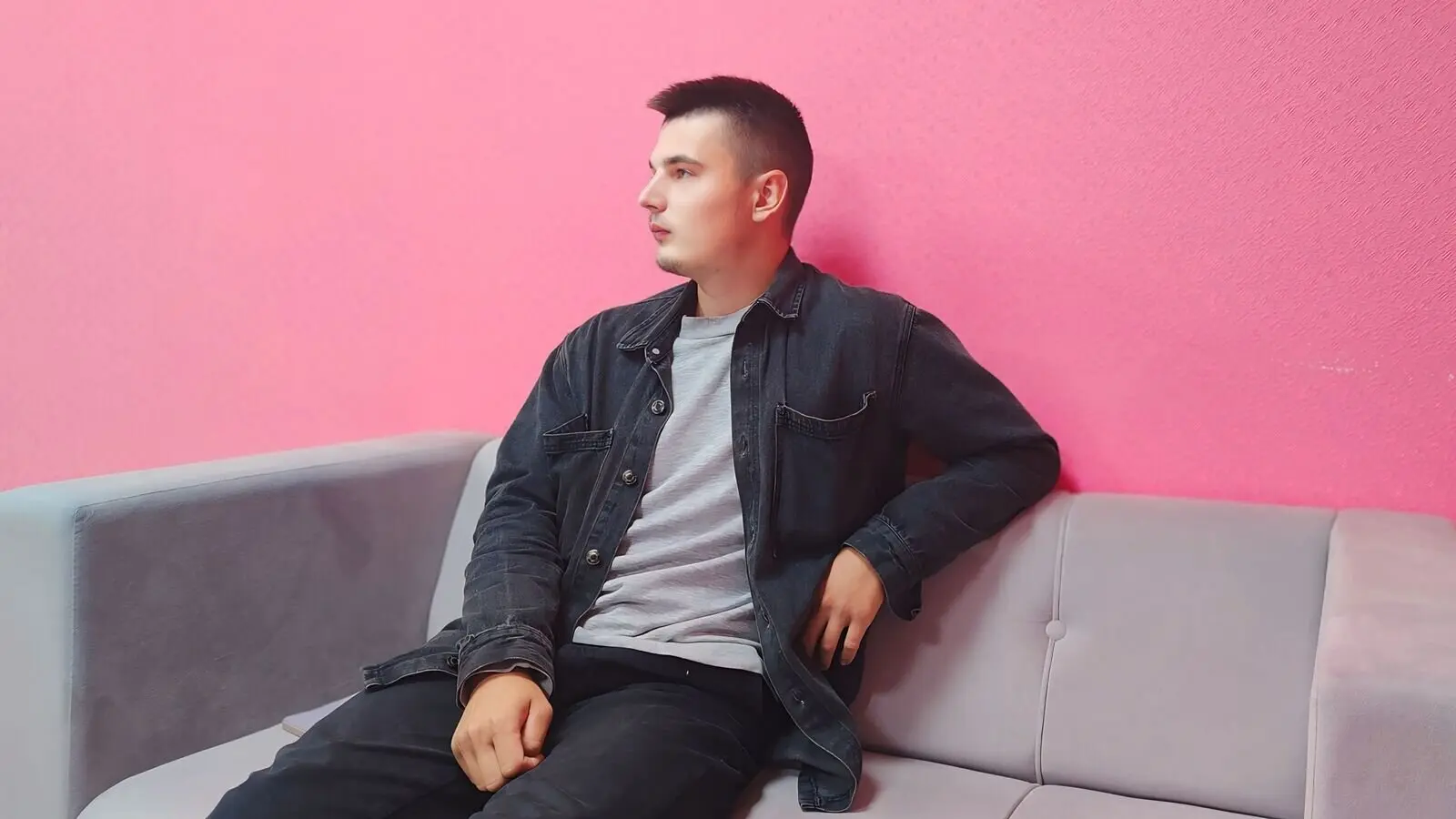 MikeDruon's chat room is %status%