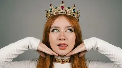 MollyShining's chat room is %status%