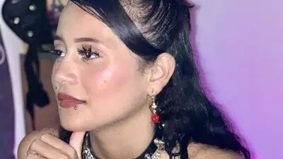 NahomiTeylor's chat room is %status%