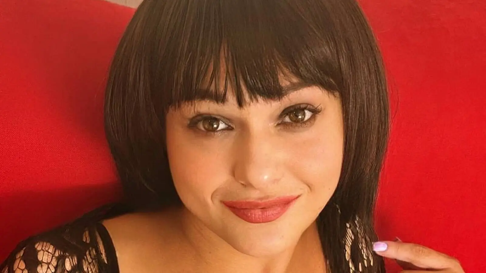 NancyJonses's chat room is %status%