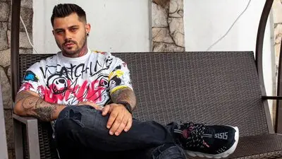 NickFuller's chat room is %status%