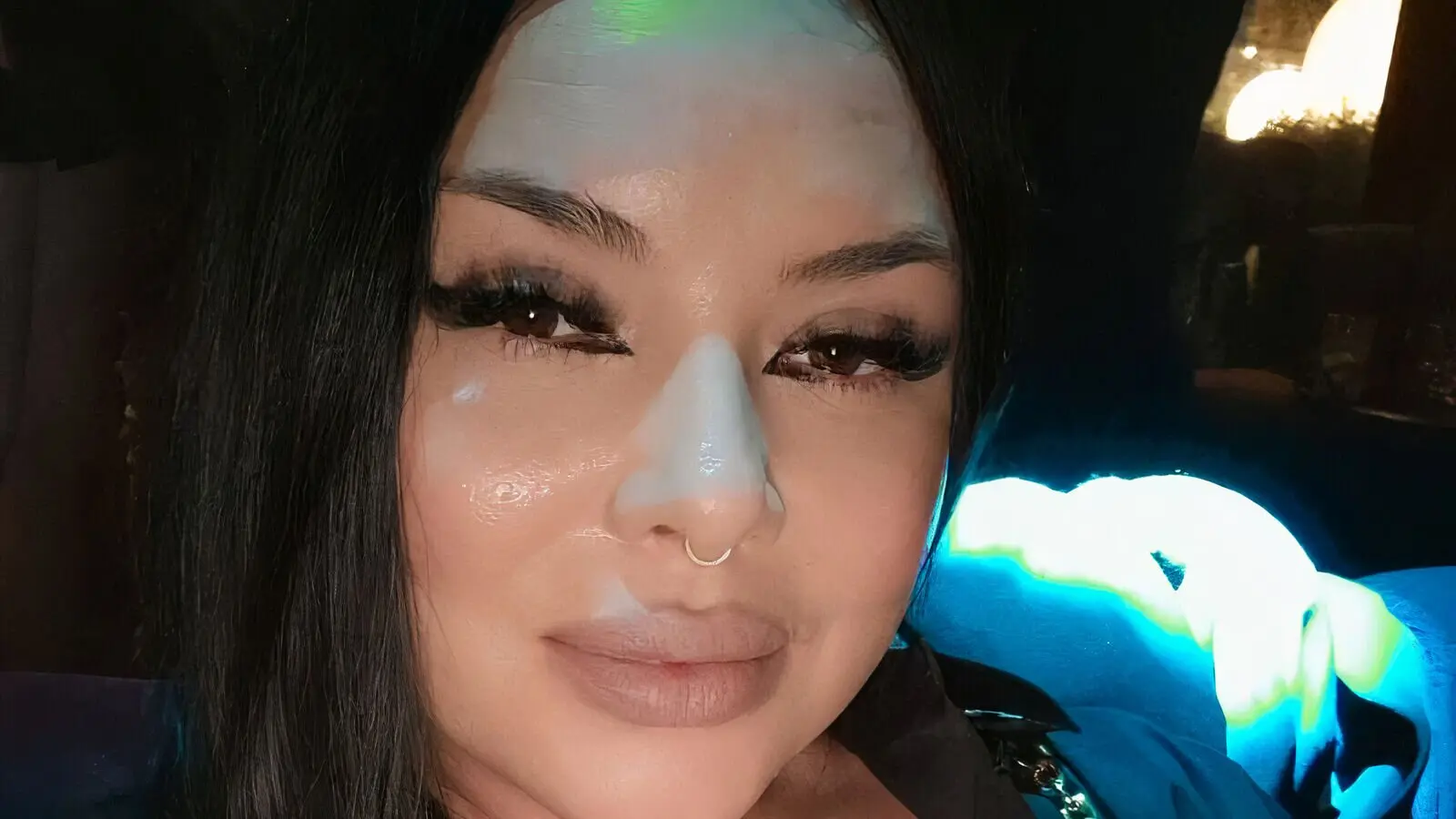 NoraJay's chat room is %status%