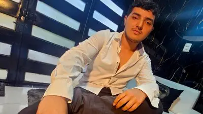 OliverThonsonn's chat room is %status%