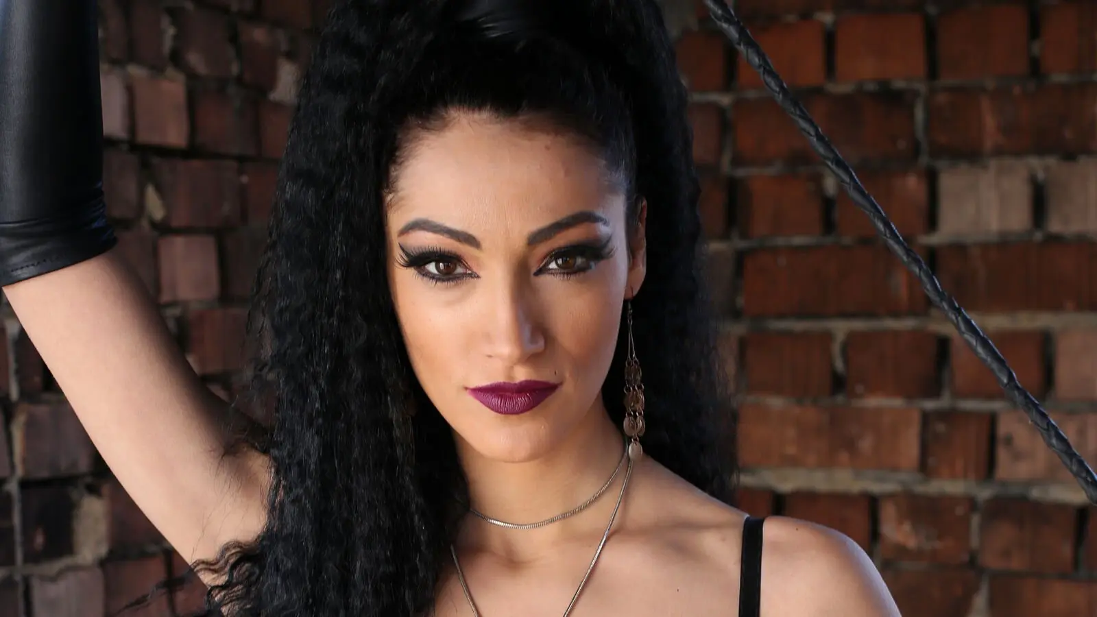 RavenTheQueenX's chat room is %status%